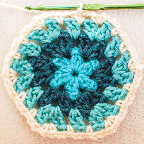 Crochet hexagon pattern Round 4