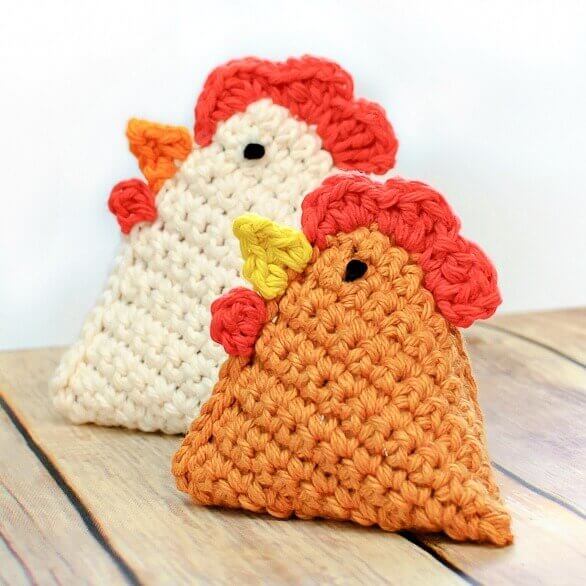 Crochet Chicken Pattern ... Little Chick Bean Bag Pattern | www.petalstopicots.com | #crochet #pattern #chick 